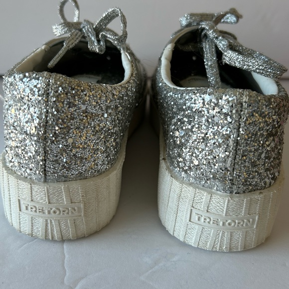 Tretorn glitter sneaker size 5
Runs big
Silver glitter
Lace up - Picture 4 of 10